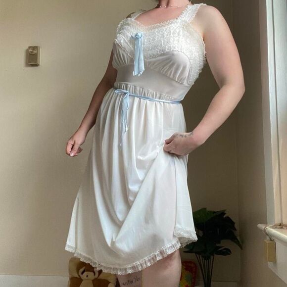 Vintage white slip w/ribbons & lace - Picture 6 of 7